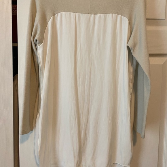 Lola and Sophie sweater top with shirt tail hem. Size M - Picture 2 of 4